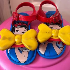 Mini Melissa Snow White size 9